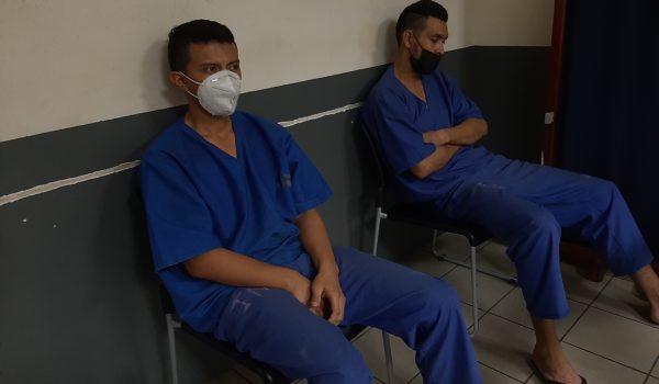 Freddy Gutiérrez Palacios y Henry Bustamante Sánchez acusados de robo agravado. Henry Bustamante también enfrenta cargos por abuso sexual. LA PRENSA/Ernesto García.