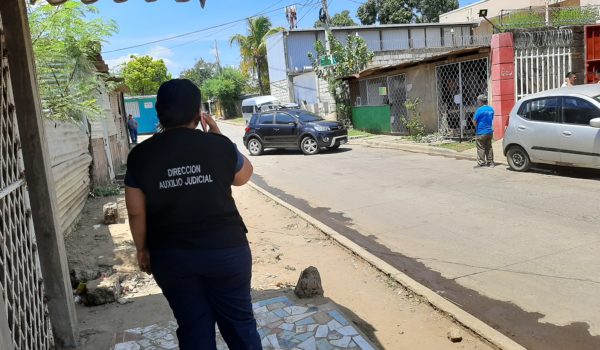 La Policía inspeccionó la escena del crimen horas después de acontecido el hecho sangriento.LAPRENSA/ARCHIVO
