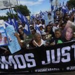 Con mantas, consignas y banderas azul y blanco miles se solidarizaron con las madres de abril. LA PRENSA /ARCHIVO