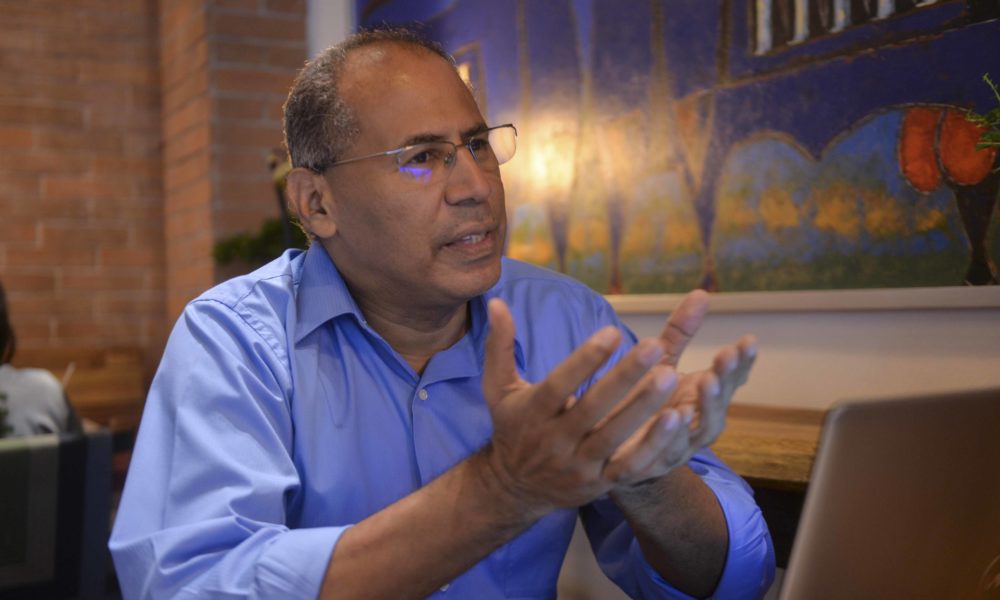 José Antonio Peraza Collado es nicaragüense, profesor universitario, experto en Sistemas Políticos y Electorales, y experto en Proyectos de Desarrollo. LA PRENSA / Roberto Fonseca. LA PRENSA