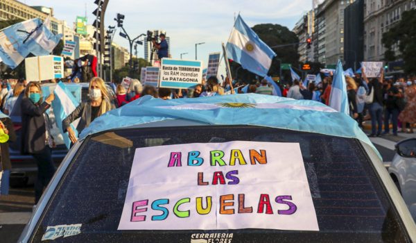 Coronavirus en Argentina: por qué ha generado tanta indignación (y una guerra entre el gobierno nacional y regional) el cierre de los colegios por la segunda ola de covid-19