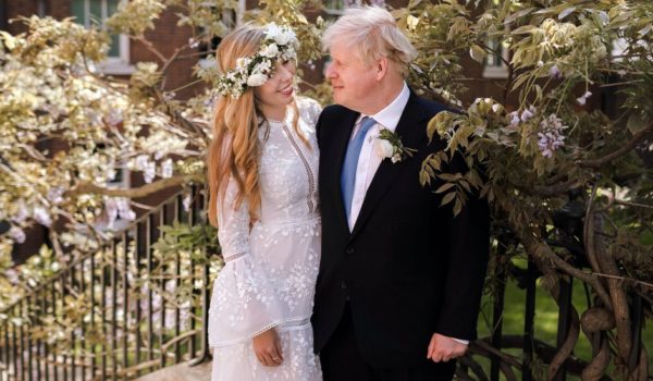 Boris Johnson y Carrie Symonds en el jardín del número 10 de Downing Street después de su boda. LA PRENSA/PA Media