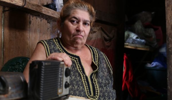 Campesina nicaragüense sostiene su radio, su único medio para informarse.