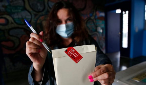Resultados en Chile: candidatos independientes y de la oposición se encaminan hacia la mayoría en la asamblea que redactará la nueva Constitución