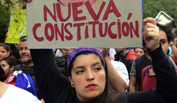 Elecciones en Chile: por qué es tan polémica la Constitución de Pinochet que 155 representantes van a sustituir