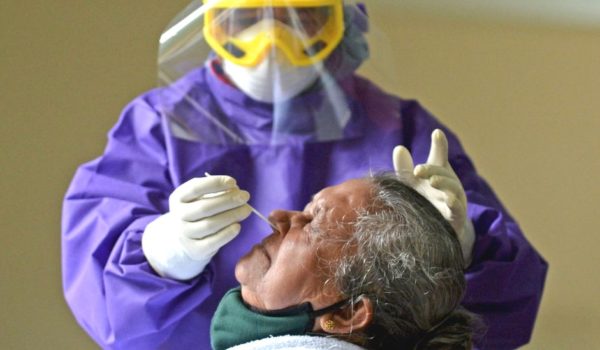 Covid-19: cómo la pandemia ayuda a China a ganar influencia en los países vecinos de su rival India