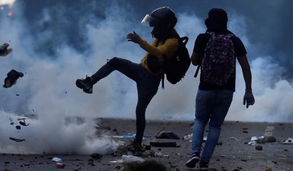 Protestas en Colombia: las imágenes que dejan los violentos enfrentamientos entre manifestantes y la policía en Cali