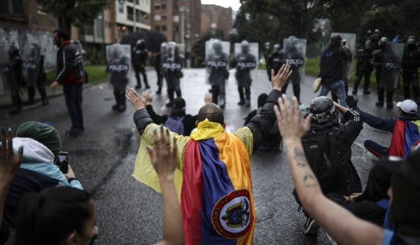 Las protestas siguen en el país a pesar de que se dio marcha atrás con la reforma tributaria. FOTO: EL PAÍS