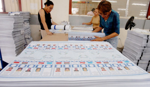 CSE entrega a partidos y alianzas políticas formulario para inscribir candidatos presidenciales