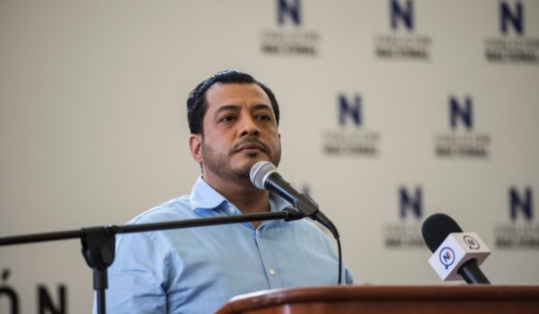 Félix Maradiaga con 50 libras menos en siete meses de encarcelamiento, informó su esposa