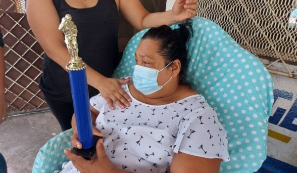 Martha Latina muestra uno de los trofeos que ganó su hijo, Hankell Téllez Latino. LA PRENSA/ YAOSKA BLANDÓN