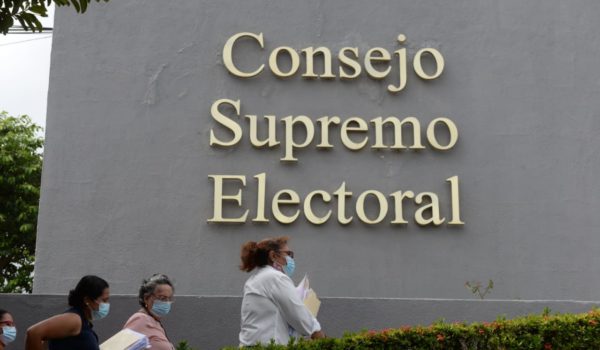 PLC presenta sus ternas del tendido electoral ante el CSE, pese a cuestionamientos