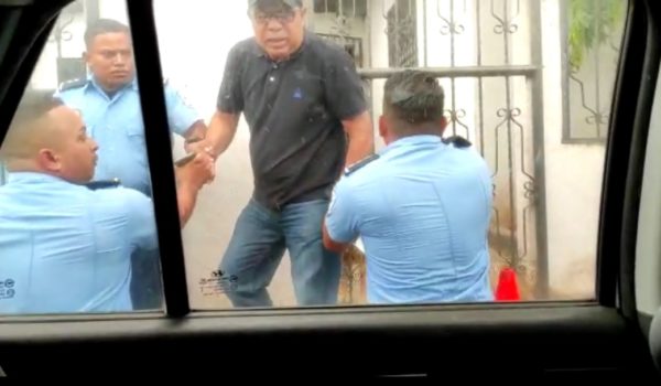 Policías con violencia impiden al líder campesino Freddy Navas salir de su vivienda