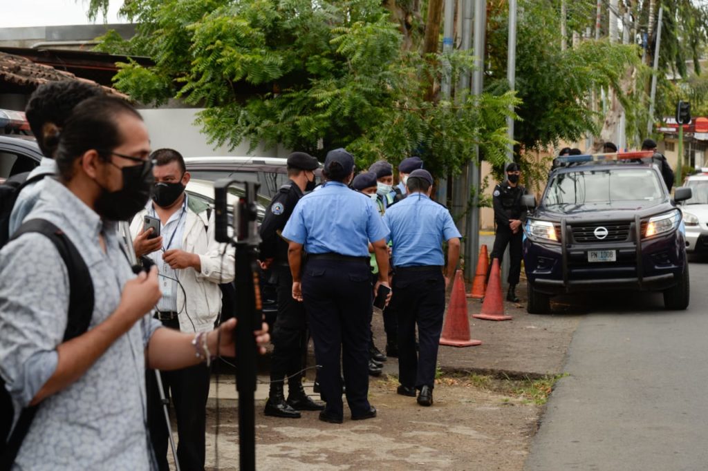 Oficiales de la DOEP en los alrededores de la Fiscalía. LA PRENSA / JADER FLORES