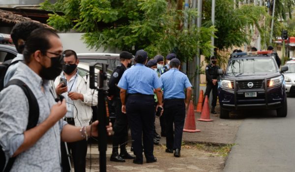 Oficiales de la DOEP en los alrededores de la Fiscalía. LA PRENSA / JADER FLORES