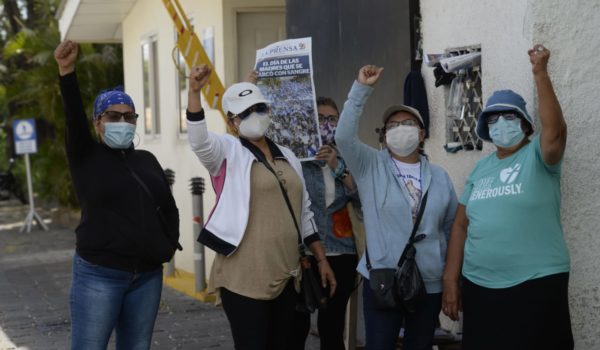 Madres de presos políticos protestan en el parqueo de LA PRENSA
