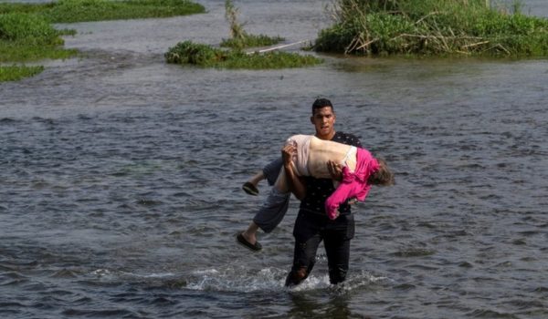 La historia detrás de la dramática foto de una anciana venezolana que cruzó en brazos de un joven el río Bravo desde México a EE.UU.