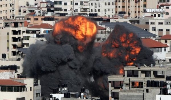 Conflicto israelí-palestino: Israel intensifica su ofensiva en Gaza con ataques aéreos y de artillería mientras la violencia se extiende a Cisjordania