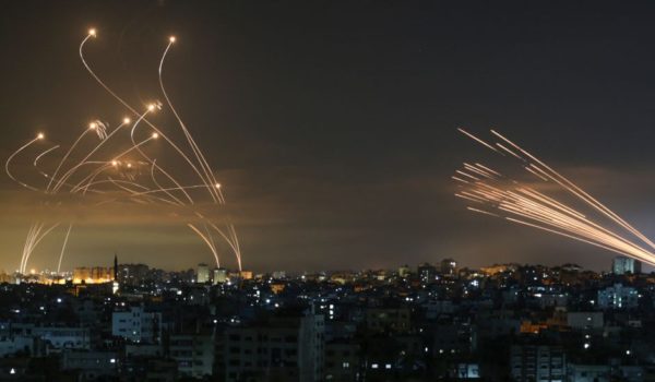 Conflicto israelí-palestino: la impresionante foto que muestra la lucha entre el «domo de Hierro» de Israel y los misiles de Hamás