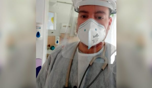 «Hay personas que sienten miedo de que las intuben, dicen que los vamos a matar»: el testimonio de un joven médico que comenzó su carrera en la pandemia