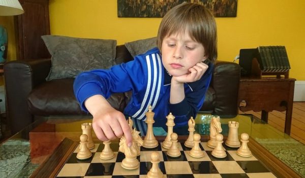 El niño de 10 años que derrotó a un gran maestro de ajedrez pero no lo contó en la escuela