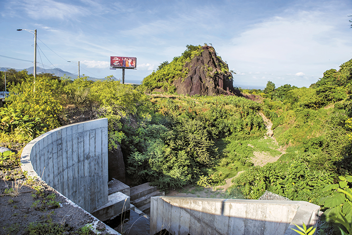 En esta área es donde descargan las aguas pluviales de los barrios Ayapal y Mirna Ugarte. Detrás del cerro de hormigón es donde la Alcaldía de Managua retomó la extracción de material