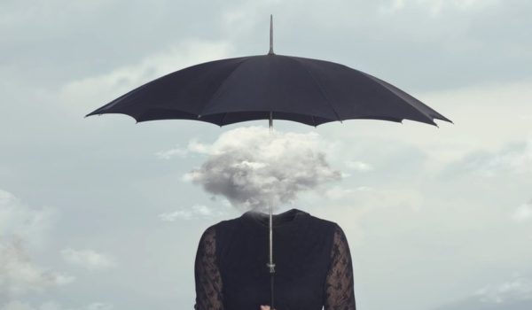 Qué es la niebla mental, uno de los síntomas menos conocidos de la menopausia (y por qué la puedes sentir mucho antes de dejar de menstruar)