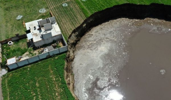 El impresionante socavón gigante que amenaza con tragarse una casa en México
