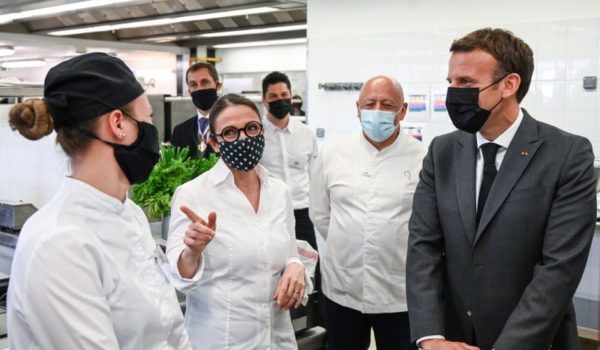 Emmanuel Macron es abofeteado en directo durante un desplazamiento en el sureste de Francia
