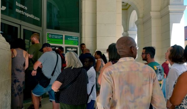 Cuba suspende los depósitos de dólares en efectivo en la isla