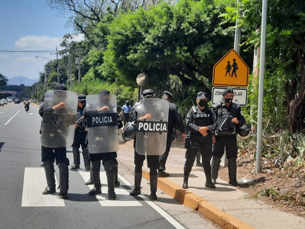 Los oficiales de la Policía orteguista sacaron de manera violenta a los periodistas que se encontraban en la entrada de la vivienda de Cristiana Chamorro, el día que la detuvieron. LA PRENSA / Karen Díaz López