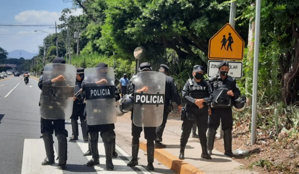 Los oficiales de la Policía orteguista sacaron de manera violenta a los periodistas que se encontraban en la entrada de la vivienda de Cristiana Chamorro, el día que la detuvieron. LA PRENSA / Karen Díaz López