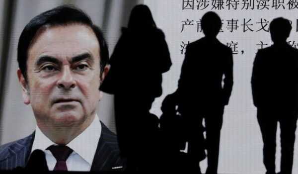 Carlos Ghosn: cómo un padre y su hijo ayudaron a escapar de Japón en una maleta al multimillonario jefe de Nissan