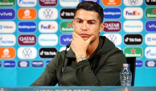 La coincidencia de un gesto de Cristiano Ronaldo y la pérdida de US$4,000 millones en bolsa de Coca-Cola
