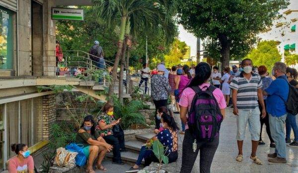 La incertidumbre en Cuba tras la decisión del gobierno de dejar de recibir dólares en efectivo (y a quién afecta)