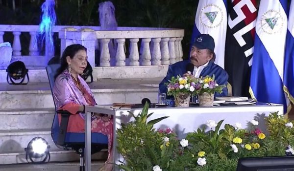 Daniel Ortega y su esposa, Rosario Murillo, en su primera aparición del año frente al Teatro Rubén Darío, en Managua, el lunes 11 de enero, 2021.