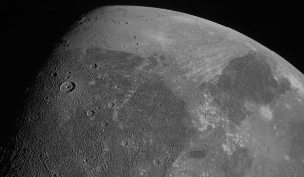 Qué revelan las imágenes más cercanas que se han logrado de Ganímedes, la luna más grande del Sistema Solar