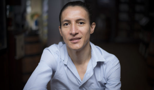 Dennis Castellón, el hombre detrás de Locuin