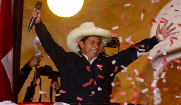 Declaran presidente electo de Perú a Pedro Castillo