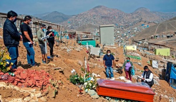Coronavirus en Perú: 4 claves que explican el extraordinario aumento del número de muertes en el país por la pandemia