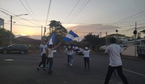 Autoconvocados y miembros de la UNAB hacen piquetes exprés exigiendo la liberación de los presos políticos