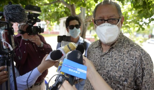 Civiles se llevaron al exembajador Edgar Parrales, confirma su esposa