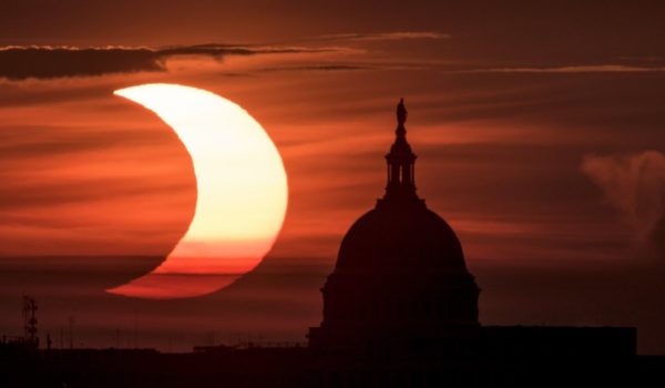 Eclipse solar anular: las impresionantes imágenes del «anillo de fuego» que se vio en el hemisferio norte