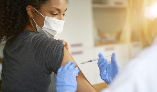 Inmunidad contra la covid-19: lo que se sabe sobre cuánto dura la protección que ofrecen las vacunas