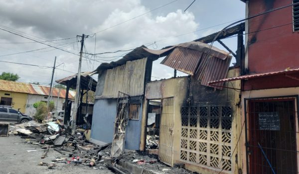 Un incendio destruyó tres viviendas y otra parcialmente, situadas del puente León dos cuadras al este, en el barrio Santa Ana, oeste de Managua. LA PRENSA/ Orlando Barrios