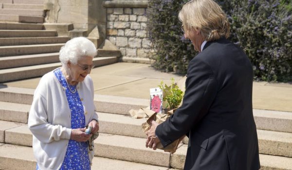 La nueva rosa creada para recordar al príncipe Felipe en el que hubiera sido su 100 cumpleaños