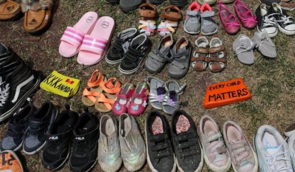 Hallan 751 tumbas en otro internado para niños indígenas en Canadá