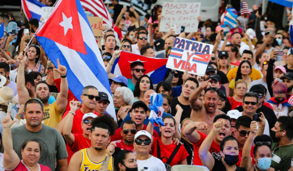 La cólera estalla en las calles de Cuba y el régimen convoca a revolucionarios al combate