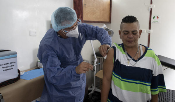 Vacunan contra el Covid-19 a indigentes en Costa Rica