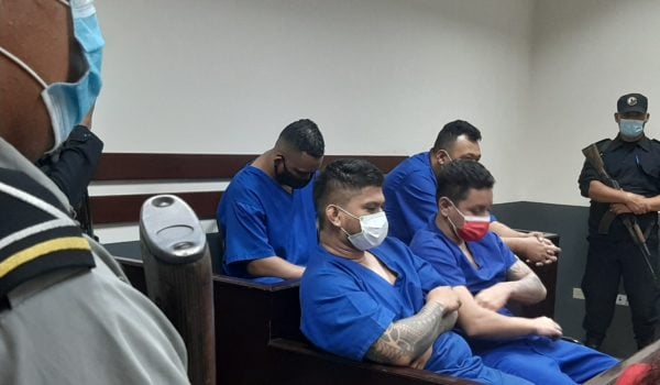 Jason Casco ( mascarilla color rojo) condenado a 33 meses de prisión por conspiración para el crimen organizado, LA PRENSA/archivo